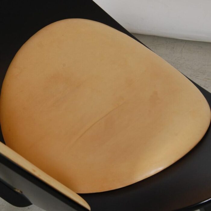 black shell chair in natural leather by hans wegner 2000s 3278