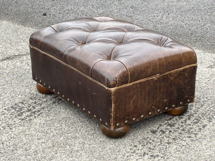 foot stool in brown leather 1551