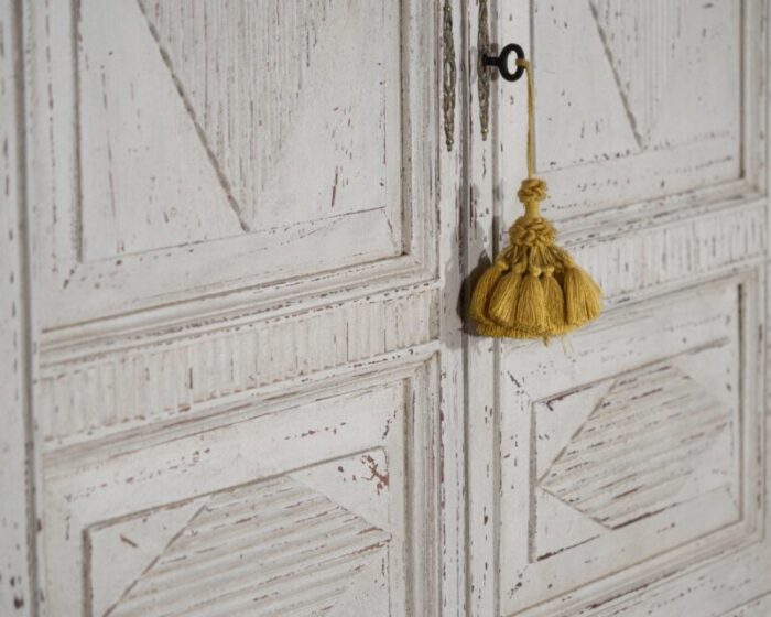 gustavian cabinet with carvings 0562